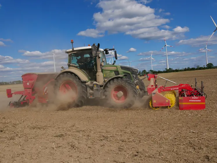 Tracteur Fendt 500 VarioDrive Gen4 au champ.