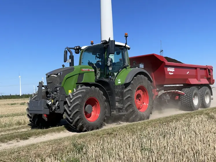tracteur Fendt 700 VarioDrive Gen7.1 au transport.