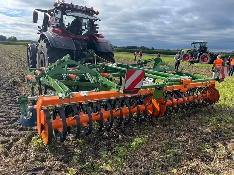 <em class="placeholder">Déchaumeur à dents Amazone Cenio 5000-2</em>