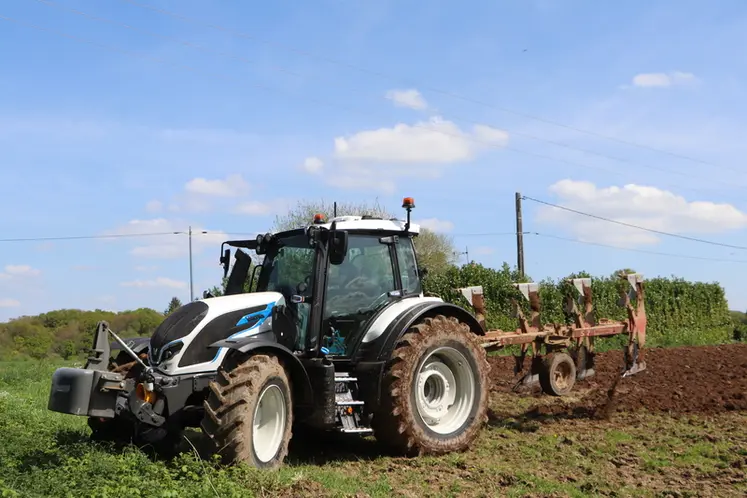 <em class="placeholder">Valtra N155 ED avec charrue Naud.</em>