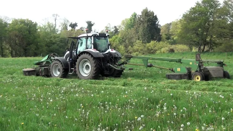<em class="placeholder">Valtra N155 ED avec combiné de fauche John Deere</em>