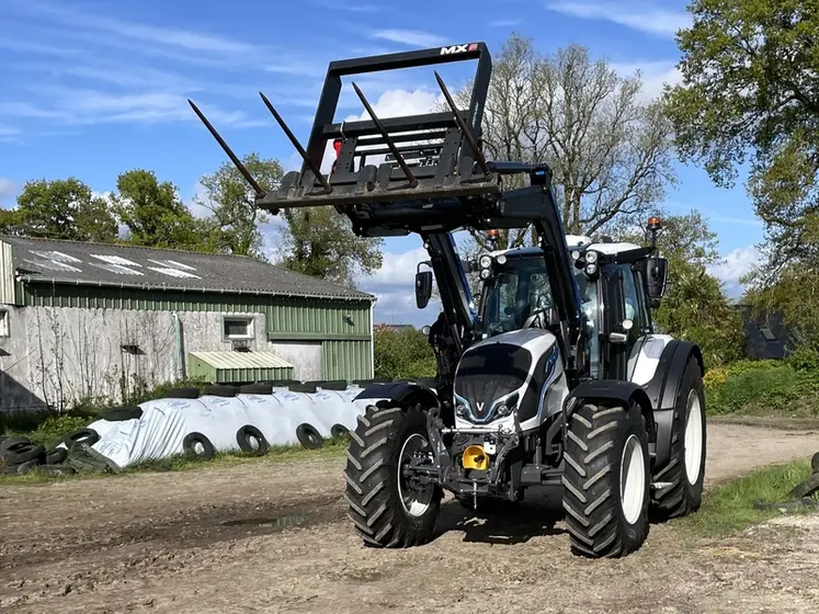 <em class="placeholder">Tracteur Valtra N155 ED avec chargeur Quicke.</em>