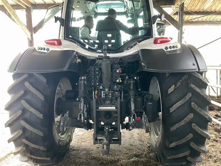 <em class="placeholder">Attelage arrière Valtra N155ED.</em>