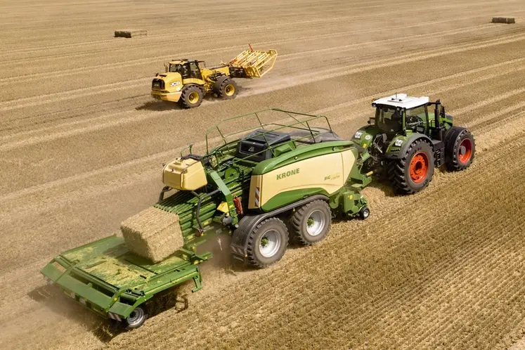 <em class="placeholder">presse haute densité Krone Big Pack HDP II 1290 avec groupeur de balles et tracteur Fendt</em>