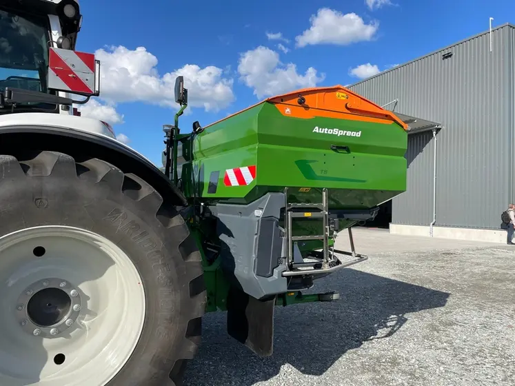 <em class="placeholder">Epandeur d'engrais Amazone ZA-TS 01 avec fonctionnalité AutoSpread</em>