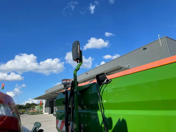<em class="placeholder">Antenne AmaConnect sur épandeur d'engrais Amazone ZA-TS 01 avec fonctionnalité AutoSpread</em>
