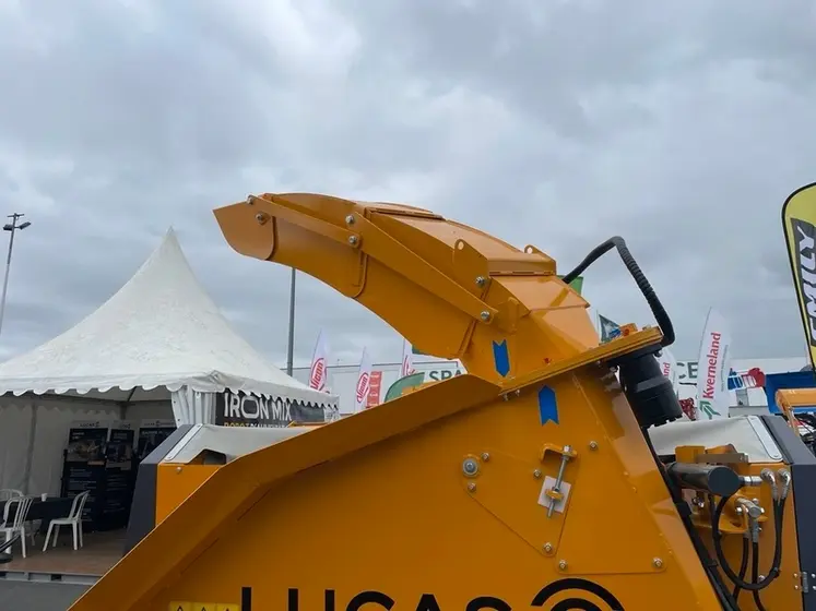 <em class="placeholder">goulotte orientable de la pailleuse C-Chopper de Lucas G </em>