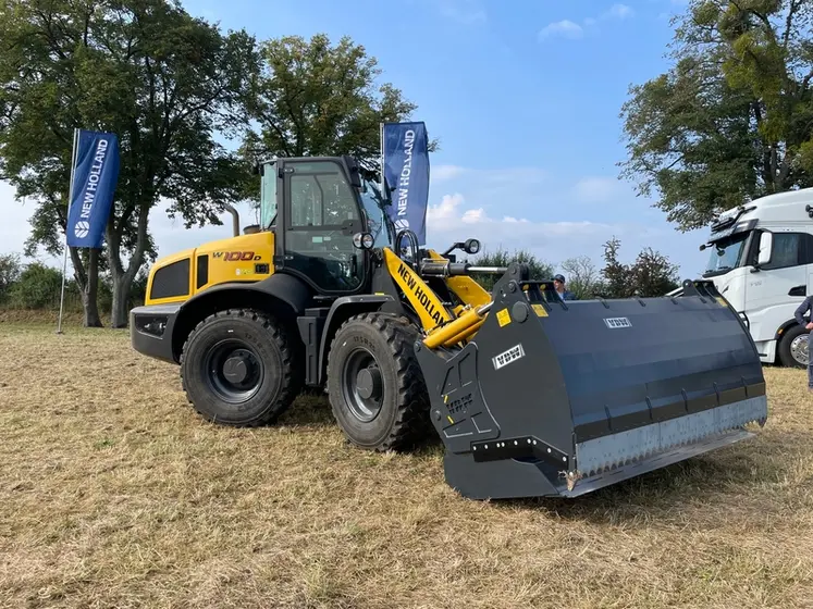 <em class="placeholder">chargeuse New Holland W100D+</em>