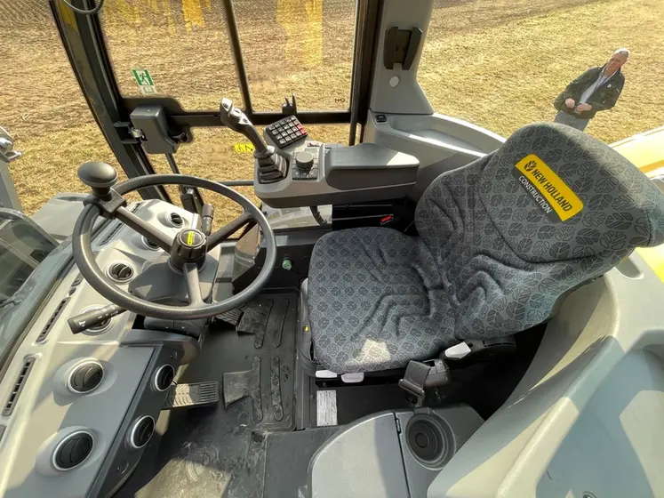 <em class="placeholder">intérieur de la cabine de la chargeuse New Holland W100D+</em>