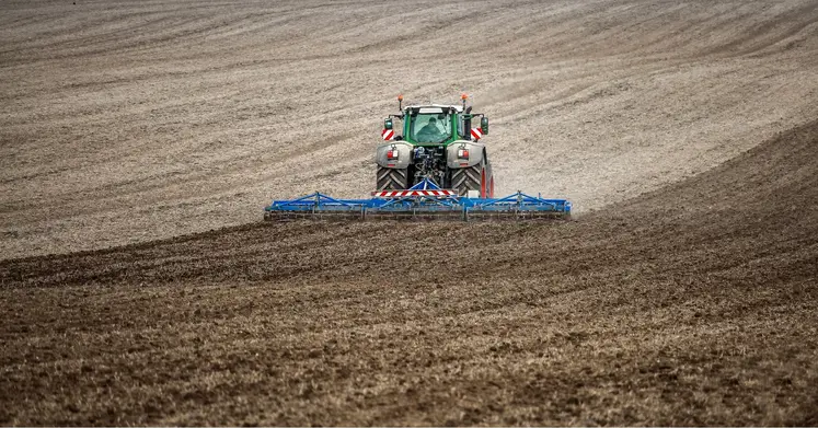 Tracteur Fendt et outil de travail du sol Carré