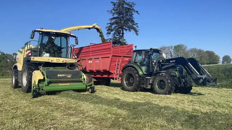 Tracteur Deutz-Fahr 6140.4 TTV avec remorque Chevance et ensileuse Krone Big X de l'ETA Olivier Outrequin de Brainville dans la Manche