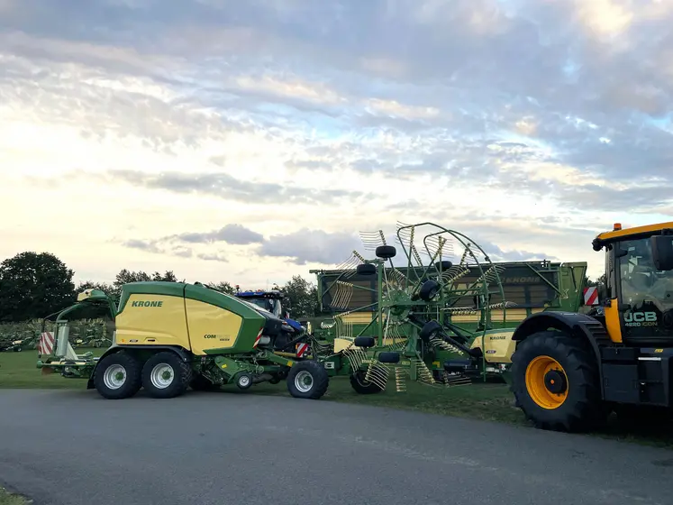 ensemble andaineur Swadro Baletrain TC880 et presse-enrubanneuse Krone