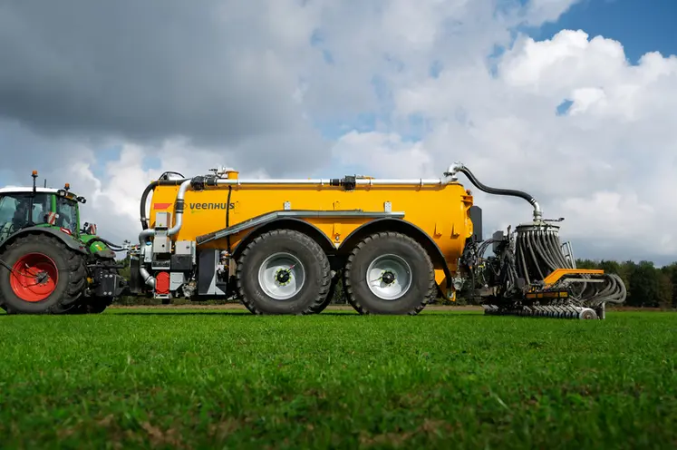 <em class="placeholder">Tonne à lisier Evora de Veenhuis avec injecteur prairie et tracteur Fendt</em>