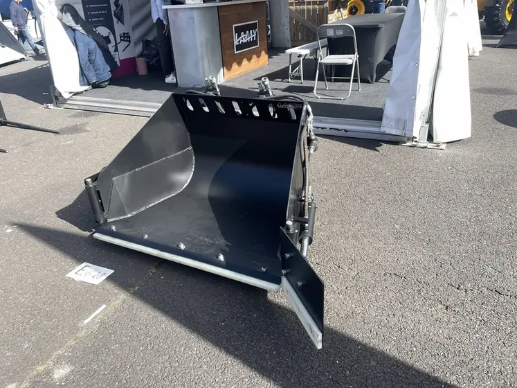 <em class="placeholder">Godet de déneigement Lamy LC exposé au Sommet de l&#039;élevage 2025</em>