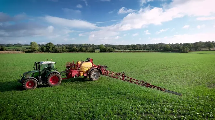 <em class="placeholder">Pulvérisateur trainé Beyne derrière un tracteur Fendt.</em>