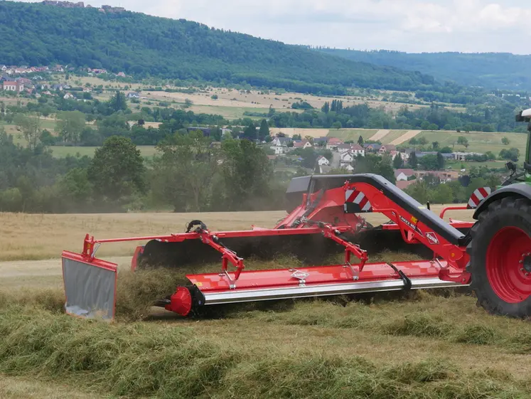 <em class="placeholder">Andaineur à tapis Kuhn  Merge Maxx 102.</em>