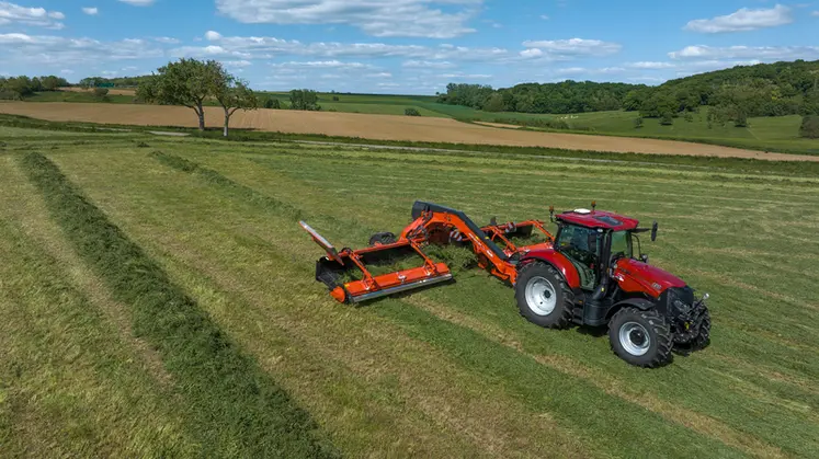 <em class="placeholder">Andaineur à tapis Kuhn  Merge Maxx 102.</em>