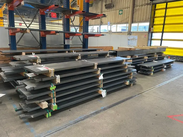<em class="placeholder">Stock de plaques d'acier découpées au laser pour produire des chargeurs télescopiques dans l'usine Bobcat de Pontchâteau en Loire-Atlantique.</em>