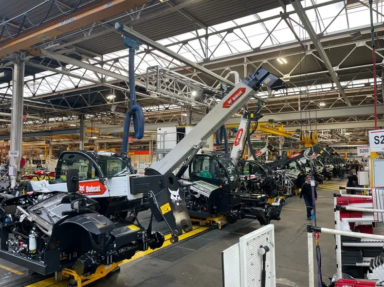 <em class="placeholder">Chaîne d'assemblage des chargeurs télescopiques Bobcat à l'usine de Pontchâteau en Loire-Atlantique</em>