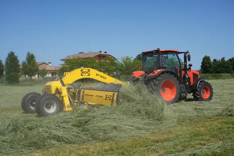 <em class="placeholder">Andaineur à tapis Kverneland Roc ST 920 et tracteur Kubota</em>