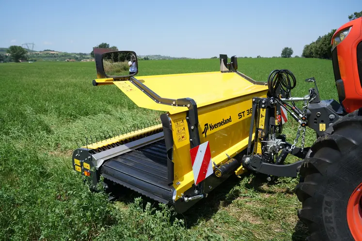 <em class="placeholder">Andaineur à tapis Kverneland Roc ST 380 et tracteur Kubota</em>