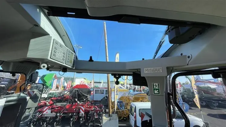<em class="placeholder">Cabine panoramique épareuse sur tracteur Claas</em>