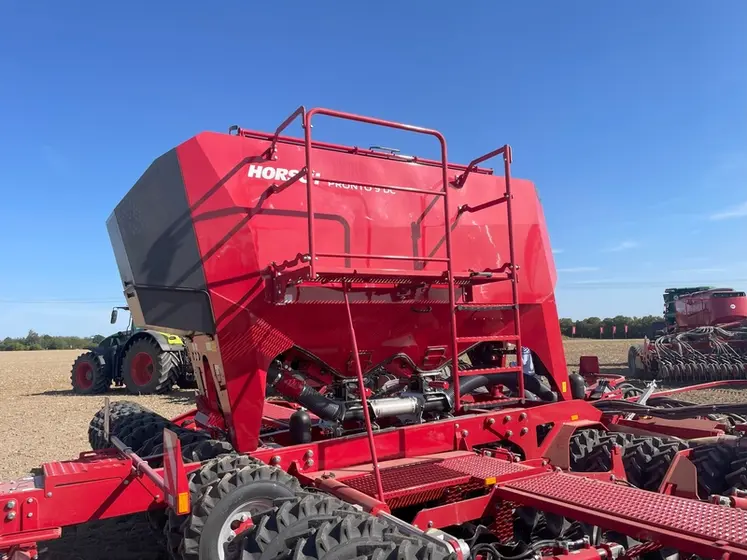 <em class="placeholder">Trémie avec passerelle du semoir en ligne Horsch Pronto 9 DC</em>
