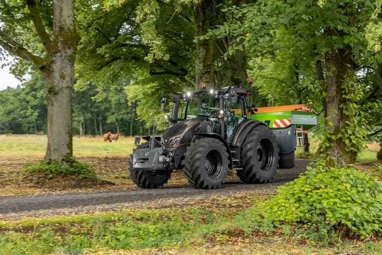 <em class="placeholder">Tracteur Valtra de la série G équipé de la nouvelle transmission à variation continue avec un épandeur d'engrais Amazone</em>