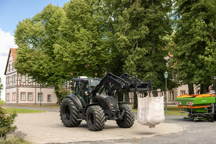 <em class="placeholder">Tracteur Valtra de la série G équipé de la nouvelle transmission à variation continue avec un chargeur frontal</em>