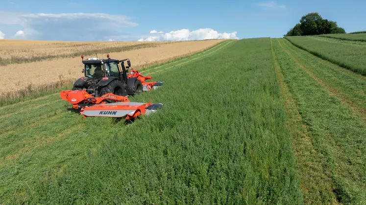 <em class="placeholder">Tracteur Valtra de la série G équipé de la nouvelle transmission à variation continue attelé à une faucheuse avant et une faucheuse arrière Kuhn.</em>