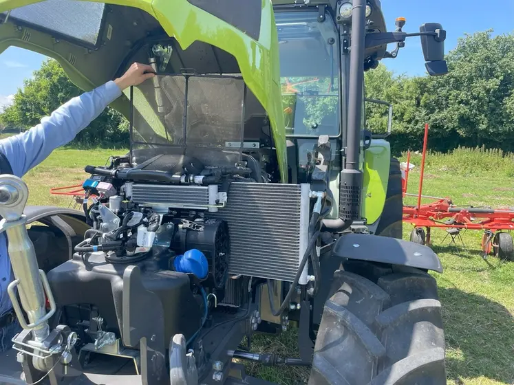 <em class="placeholder">Vue du moteur du tracteur Claas Axos 3.105 avec le capot levé et le tamis retiré du radiateur principal</em>