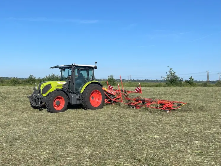 <em class="placeholder">Tracteur Claas Axos 3.105 avec faneuse portée Kuhn GF 8703, de 8,70 m de large.</em>