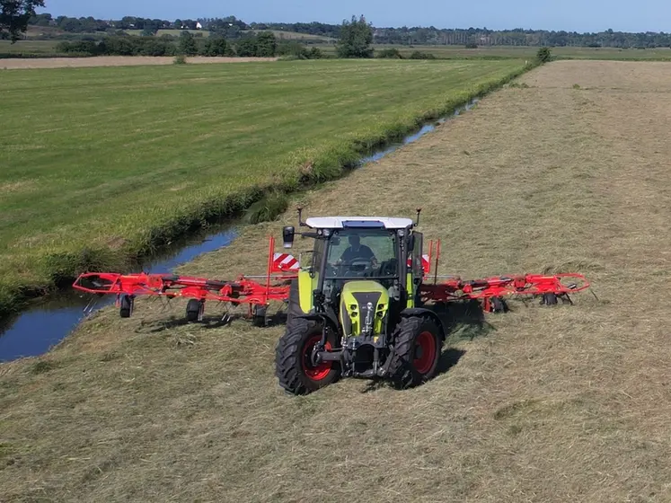<em class="placeholder">Tracteur Claas Axos 3.105 avec faneuse portée Kuhn GF 8703, de 8,70 m de large.</em>