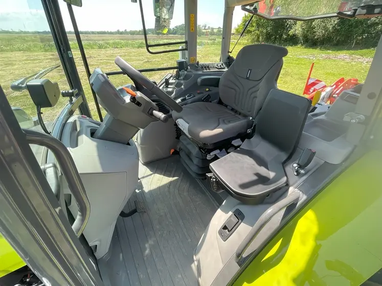 <em class="placeholder">Vue intérieure de la cabine du tracteur Claas Axos 3.105</em>