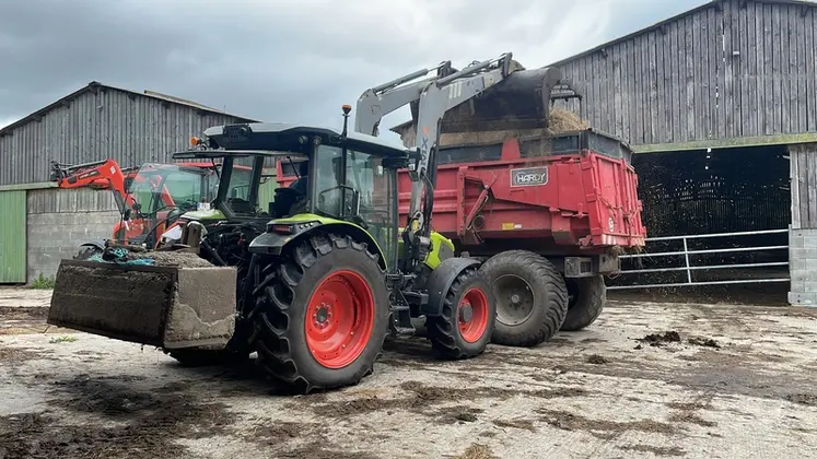 <em class="placeholder">Tracteur Claas Axos 3.105 avec chargeur frontal MX et masse arrière de deux tonnes</em>