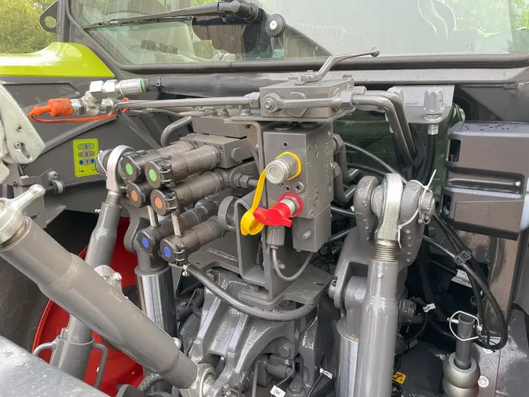 <em class="placeholder">Prises de frein hydraulique à double ligne du tracteur Claas Axos</em>