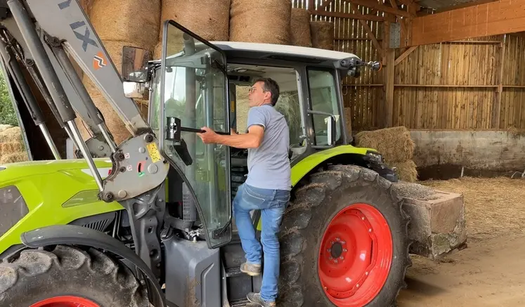 <em class="placeholder">Accès en cabine du tracteur Claas Axos série 3</em>