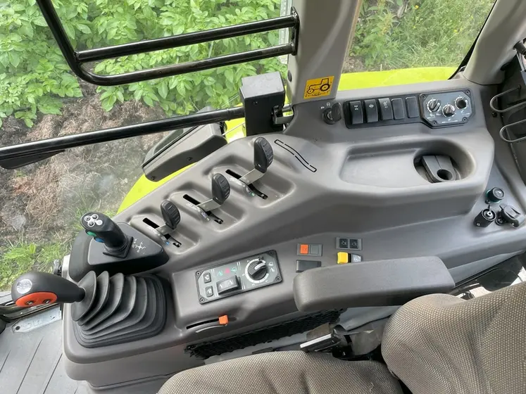 <em class="placeholder">Vue de la console de droite du tracteur Claas Axos 3.105</em>