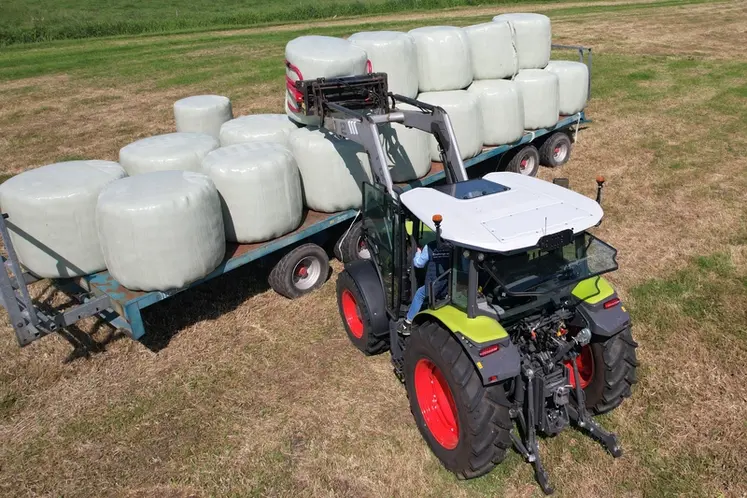 <em class="placeholder">Vue du tracteur Claas Axos 3.105 en train de charger des balles d'enrubannage sur un plateau fourrager</em>