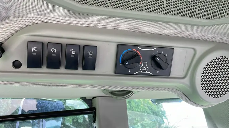 <em class="placeholder">Commandes des phares, du chauffage et de la climatisation du tracteur Claas Axos 3.105</em>