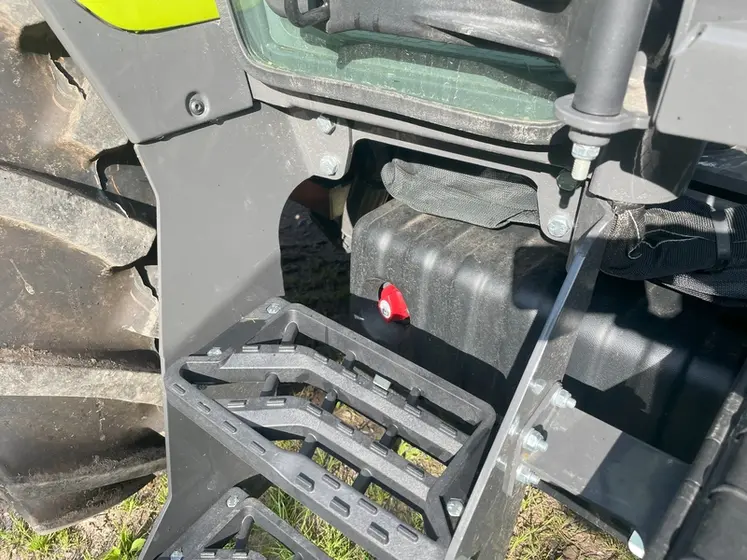 <em class="placeholder">Vue du marchepied droit et du coupe-batterie du tracteur Claas Axos 3.105</em>