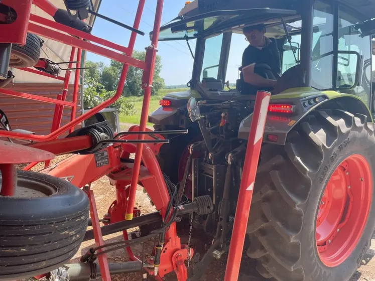 <em class="placeholder">Vue du relevage arrière du tracteur Claas Axos 3.105</em>