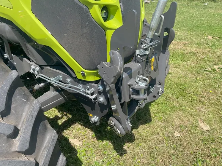 <em class="placeholder">Relevage avant du tracteur Claas Axos 3.105</em>