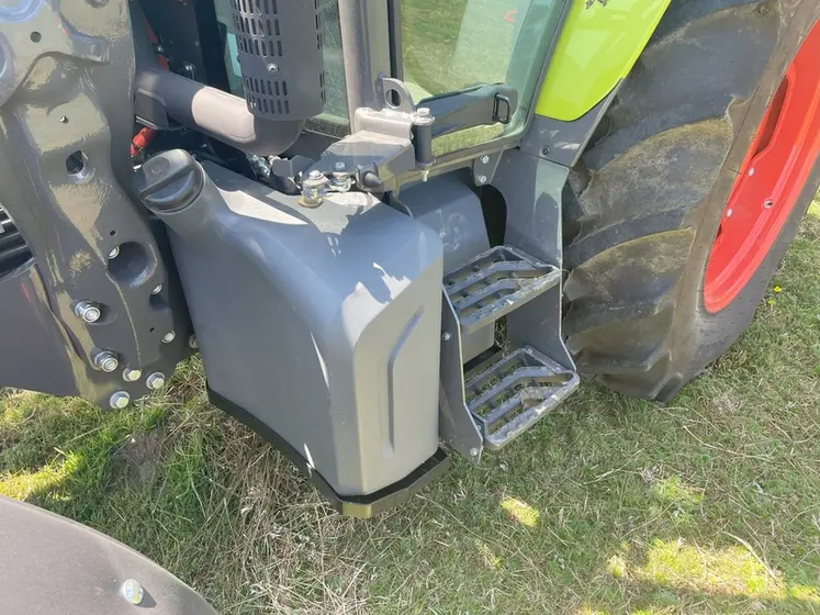 <em class="placeholder">Réservoir à GNR du tracteur Claas Axos 3.105</em>