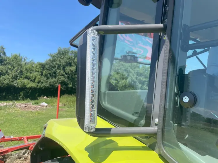 <em class="placeholder">Clignotant du tracteur Claas Axos 3.105</em>