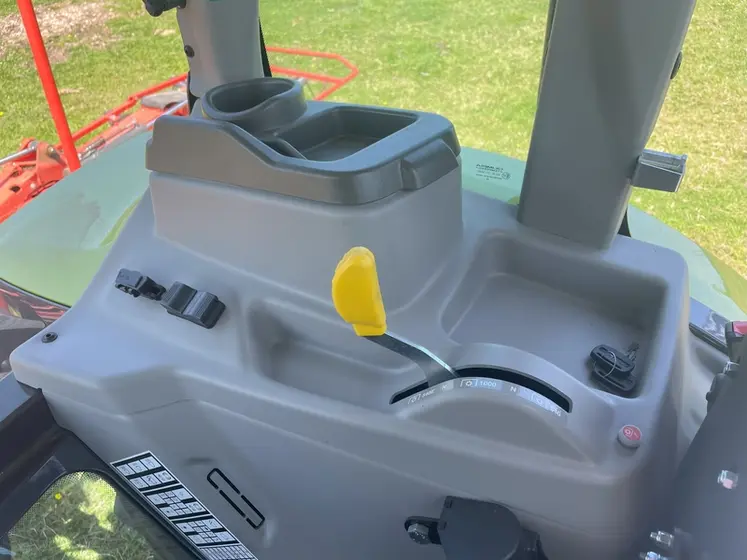 <em class="placeholder">Levier de sélection des régimes de prise de force du tracteur Claas Axos 3.105</em>