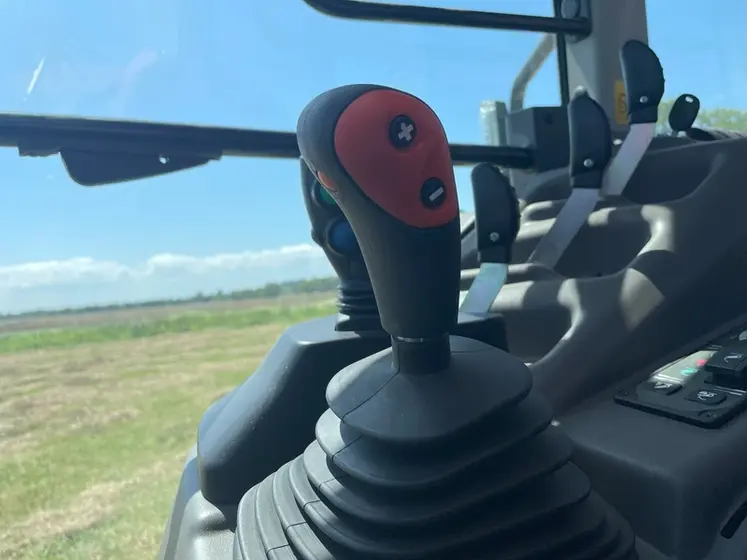 <em class="placeholder">Levier de vitesse du tracteur Claas Axos 3.105</em>