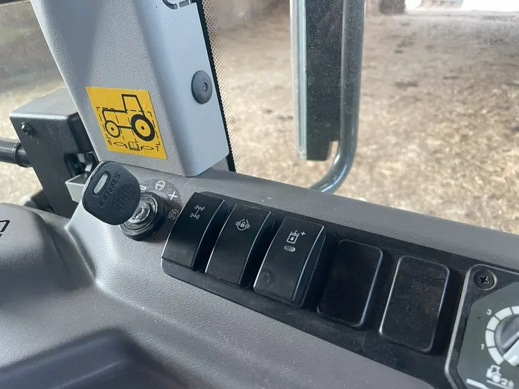 <em class="placeholder">Clé de contact et interrupteurs actionnant le pont avant et le blocage du différentiel du tracteur Claas Axos 3.105</em>