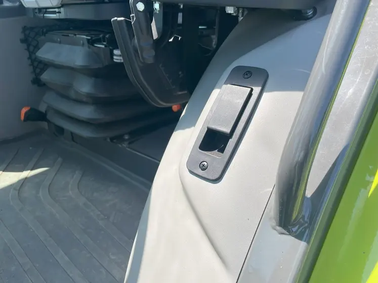 <em class="placeholder">Commande du verrou de maintien de la porte en position ouverte sur le tracteur Claas Axos 3.105 </em>