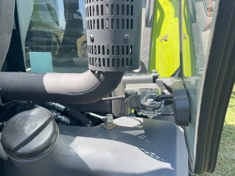<em class="placeholder">Verrou de maintien de la porte en position ouverte sur le tracteur Claas Axos 3.105 </em>